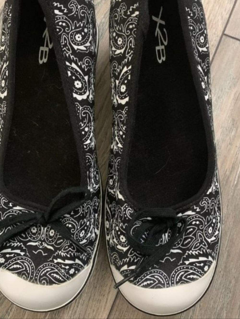 X2B‎ BLACK/WHITE PAISLEY WEDGE SIZE 6-EUC